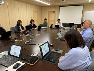 委員会の様子（右側中央は平山社長）